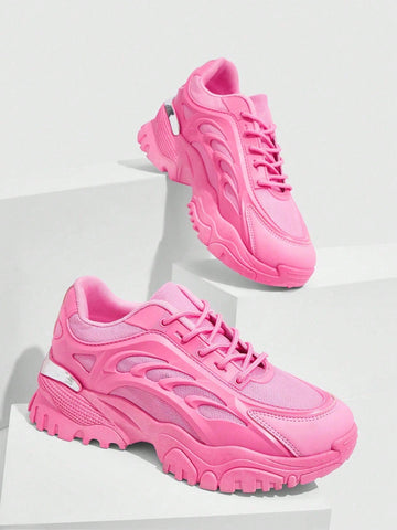 Sneakersy z grubą podeszwą i siateczkową powierzchnią