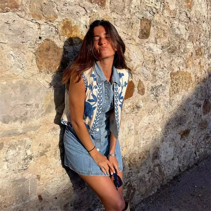 Alexsandra | Bloemen Gilet in de kleur Lichtblauw voor dames in stijl ideaal voor de zomer.