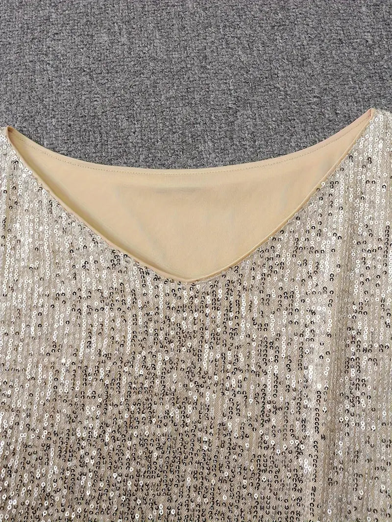 Glanzende mini-jurk met one-shoulder design, gemaakt van zachte en comfortabele stof voor een flatterende pasvorm en elegante uitstraling. Geschikt voor diverse gelegenheden.