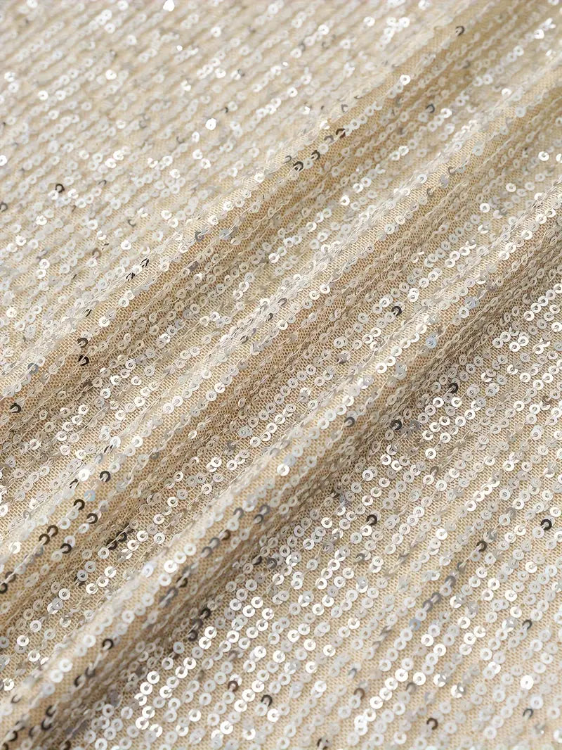 Glanzende mini-jurk met one-shoulder design, gemaakt van zachte en comfortabele stof voor een flatterende pasvorm en elegante uitstraling. Geschikt voor diverse gelegenheden.