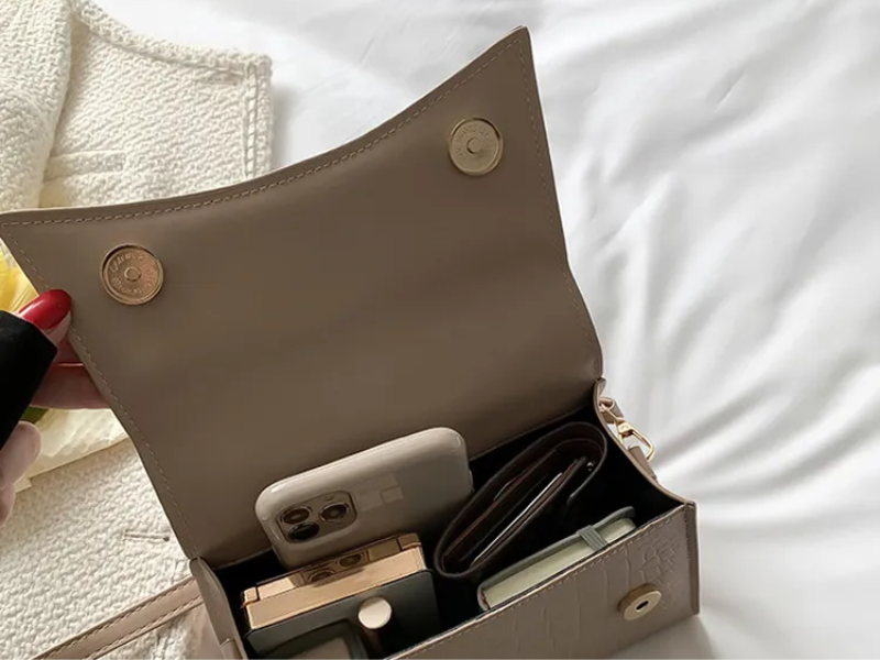 Andrea Handtas | Met handige bovenhandvat in de kleur Zwart voor dames in stijl geschikt voor alle seizoenen.