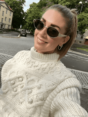 Trendy en opvallende zonnebril, een must-have accessoire voor dit seizoen. Deze zonnebril biedt niet alleen een stijlvolle toevoeging aan je look, maar ook een comfortabele pasvorm dankzij hoogwaardige materialen.