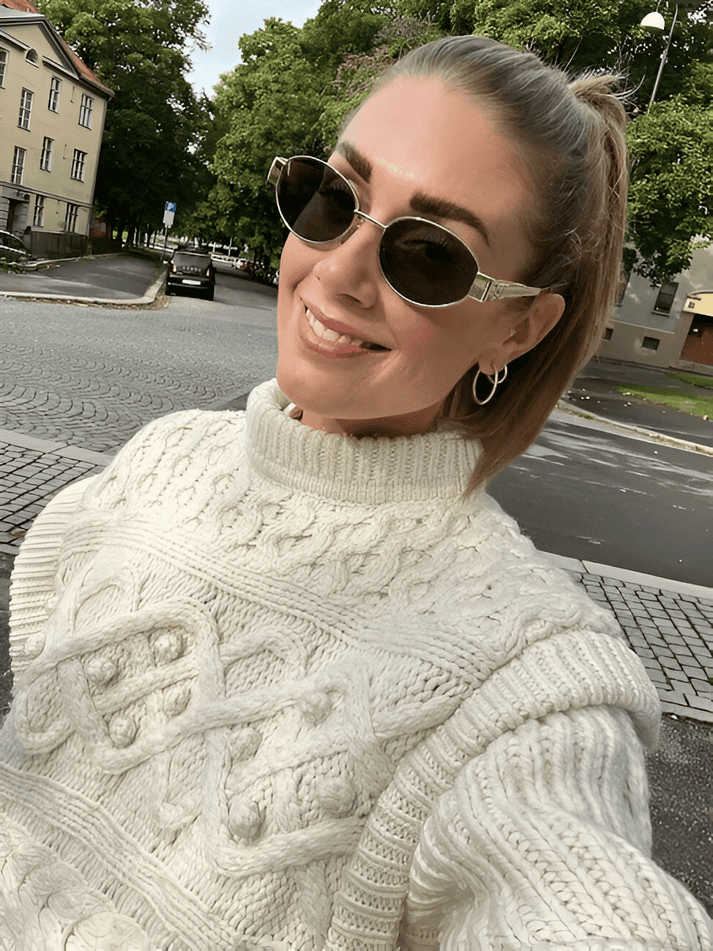 Trendy en opvallende zonnebril, een must-have accessoire voor dit seizoen. Deze zonnebril biedt niet alleen een stijlvolle toevoeging aan je look, maar ook een comfortabele pasvorm dankzij hoogwaardige materialen.