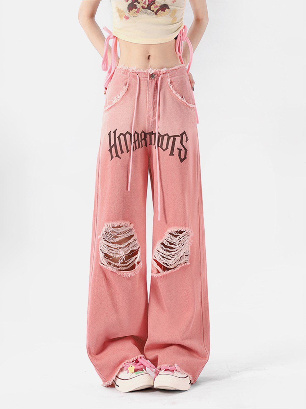 Beatrice | Losvallende jeans met franje en letters in de kleur Roze voor dames in stijl ideaal voor de herfst.