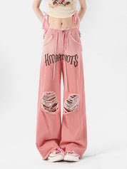 Beatrice | Losvallende jeans met franje en letters in de kleur Roze voor dames in stijl ideaal voor de herfst.