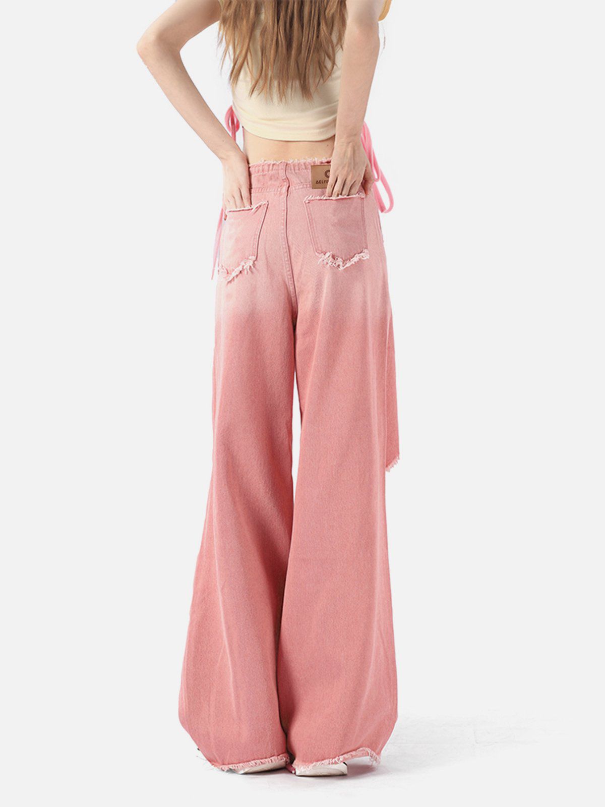 Beatrice | Losvallende jeans met franje en letters in de kleur Roze voor dames in stijl ideaal voor de herfst.