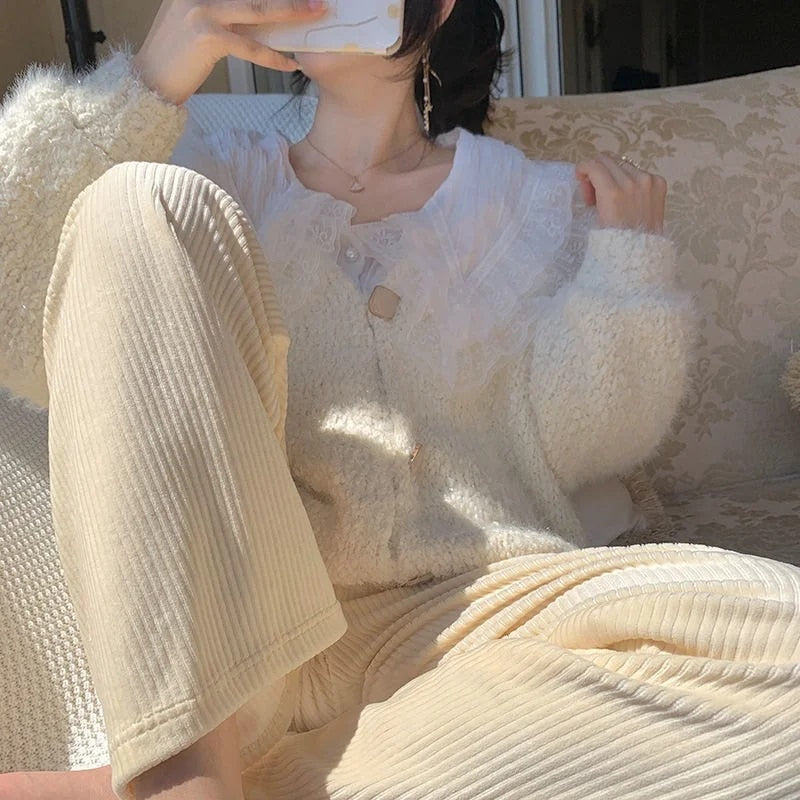 Bernadette | Corduroy broek met wijdere pijpen in de kleur Abrikoos voor dames in stijl ideaal voor de herfst.