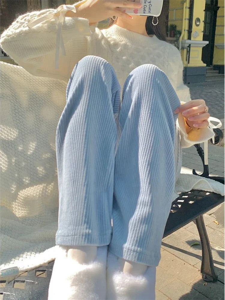 Bernadette | Corduroy broek met wijdere pijpen in de kleur Blauw voor dames in stijl ideaal voor de herfst.