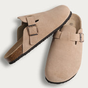 Birken | Suède instapsloffen met gesp in de kleur Beige voor heren in Heritage stijl geschikt voor alle seizoenen.