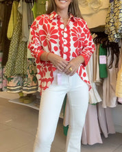 Blouse met bloemen en revers in de kleur Rood/Wit voor dames in stijl ideaal voor de lente.