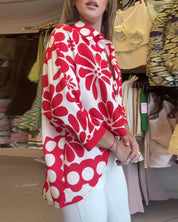 Blouse met bloemen en revers in de kleur Rood/Wit voor dames in stijl ideaal voor de lente.