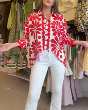 Blouse met bloemen en revers in de kleur Rood/Wit voor dames in stijl ideaal voor de lente.
