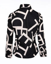 Blouse met letterprintje in de kleur Zwart voor dames in stijl ideaal voor de lente.