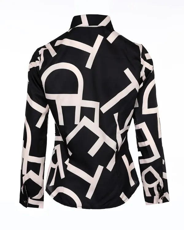 Blouse met letterprintje in de kleur Zwart voor dames in stijl ideaal voor de lente.