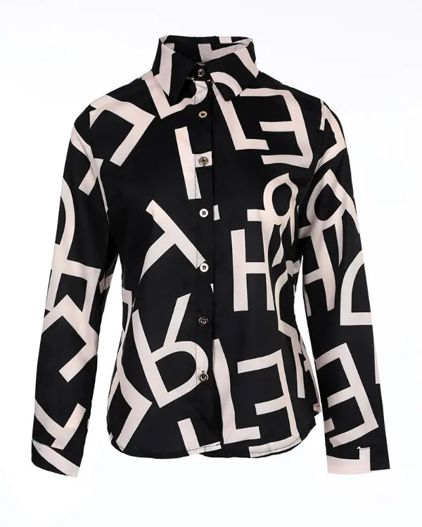 Blouse met letterprintje in de kleur Zwart voor dames in stijl ideaal voor de lente.