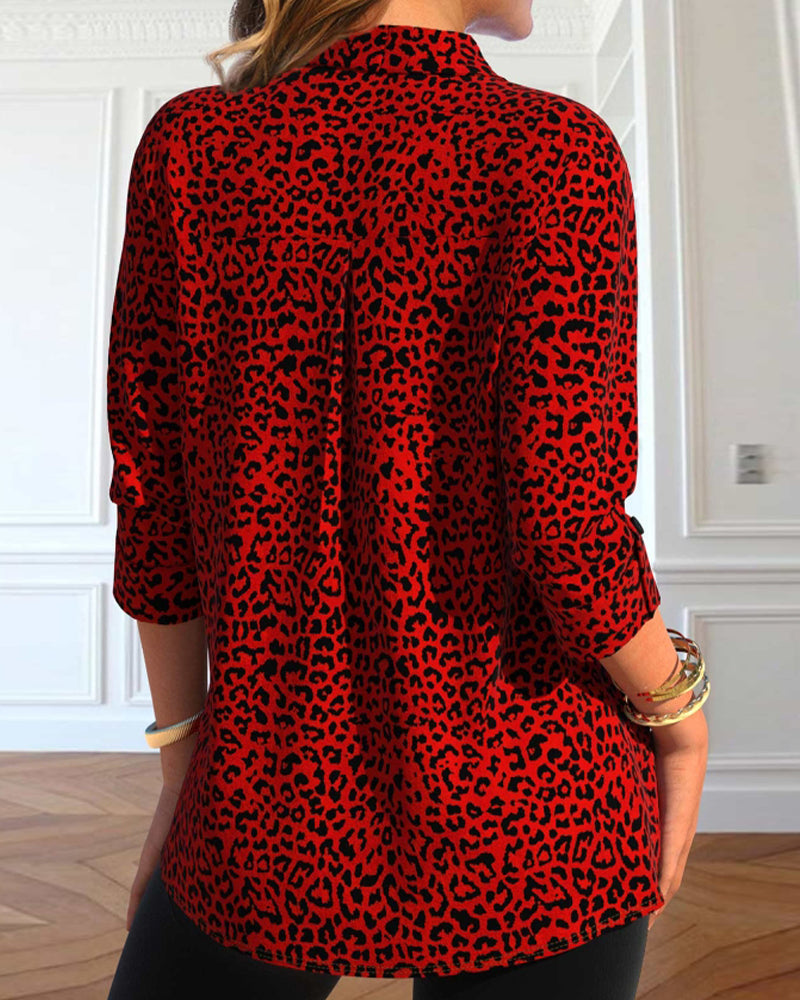 Blouse met luipaardprint en knopen in de kleur Rood voor dames in stijl ideaal voor de herfst.