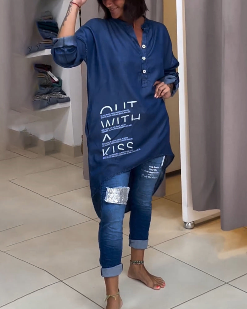 Blouse met ongelijke knoopsluiting en letterprint in de kleur Blauw voor dames in stijl ideaal voor de herfst.