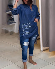 Blouse met ongelijke knoopsluiting en letterprint in de kleur Blauw voor dames in stijl ideaal voor de herfst.