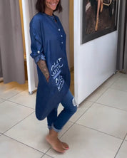 Blouse met ongelijke knoopsluiting en letterprint in de kleur Blauw voor dames in stijl ideaal voor de herfst.