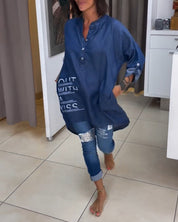 Blouse met ongelijke knoopsluiting en letterprint in de kleur Blauw voor dames in stijl ideaal voor de herfst.