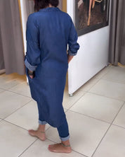 Blouse met ongelijke knoopsluiting en letterprint in de kleur Blauw voor dames in stijl ideaal voor de herfst.