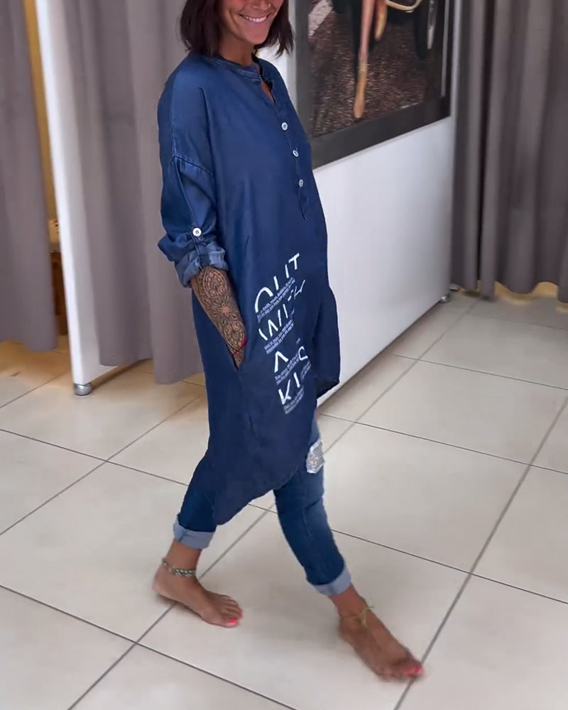 Blouse met ongelijke knoopsluiting en letterprint in de kleur Blauw voor dames in stijl ideaal voor de herfst.