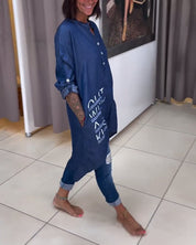 Blouse met ongelijke knoopsluiting en letterprint in de kleur Blauw voor dames in stijl ideaal voor de herfst.