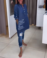 Blouse met ongelijke knoopsluiting en letterprint in de kleur Blauw voor dames in stijl ideaal voor de herfst.