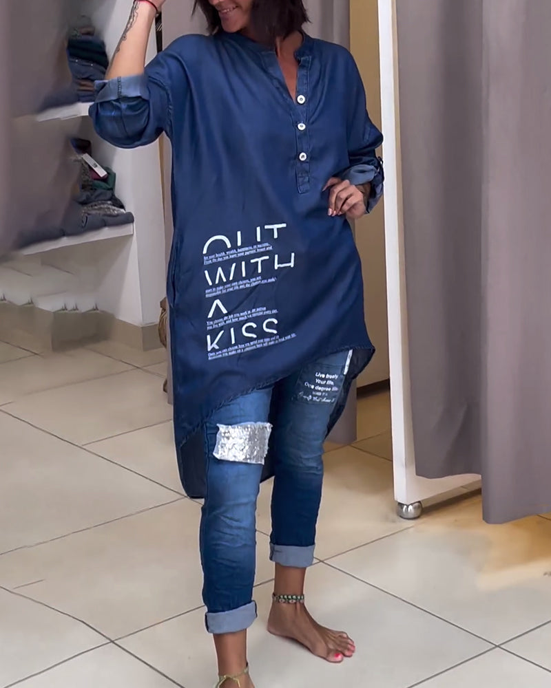 Blouse met ongelijke knoopsluiting en letterprint in de kleur Blauw voor dames in stijl ideaal voor de herfst.