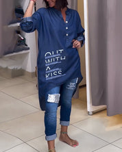 Blouse met ongelijke knoopsluiting en letterprint in de kleur Blauw voor dames in stijl ideaal voor de herfst.