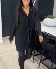 Blouse met ruches en elegante stijl in de kleur Zwart voor dames in stijl ideaal voor de herfst.