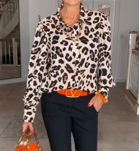 Blouse met tijgerprint en V-hals in de kleur Luipaard voor dames in stijl ideaal voor de herfst.