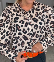 Blouse met tijgerprint en V-hals in de kleur Luipaard voor dames in stijl ideaal voor de herfst.