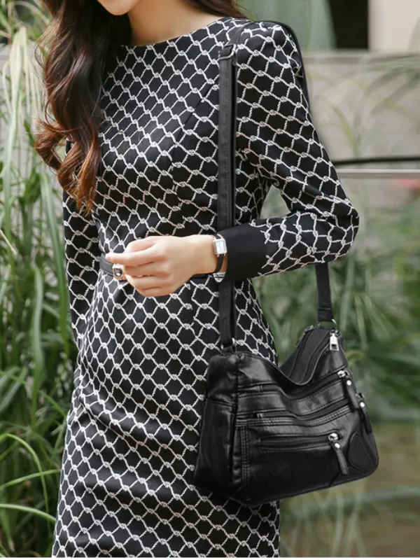 Carly Messenger Tas | Praktisch & vintage in de kleur Zwart voor dames in stijl geschikt voor alle seizoenen.