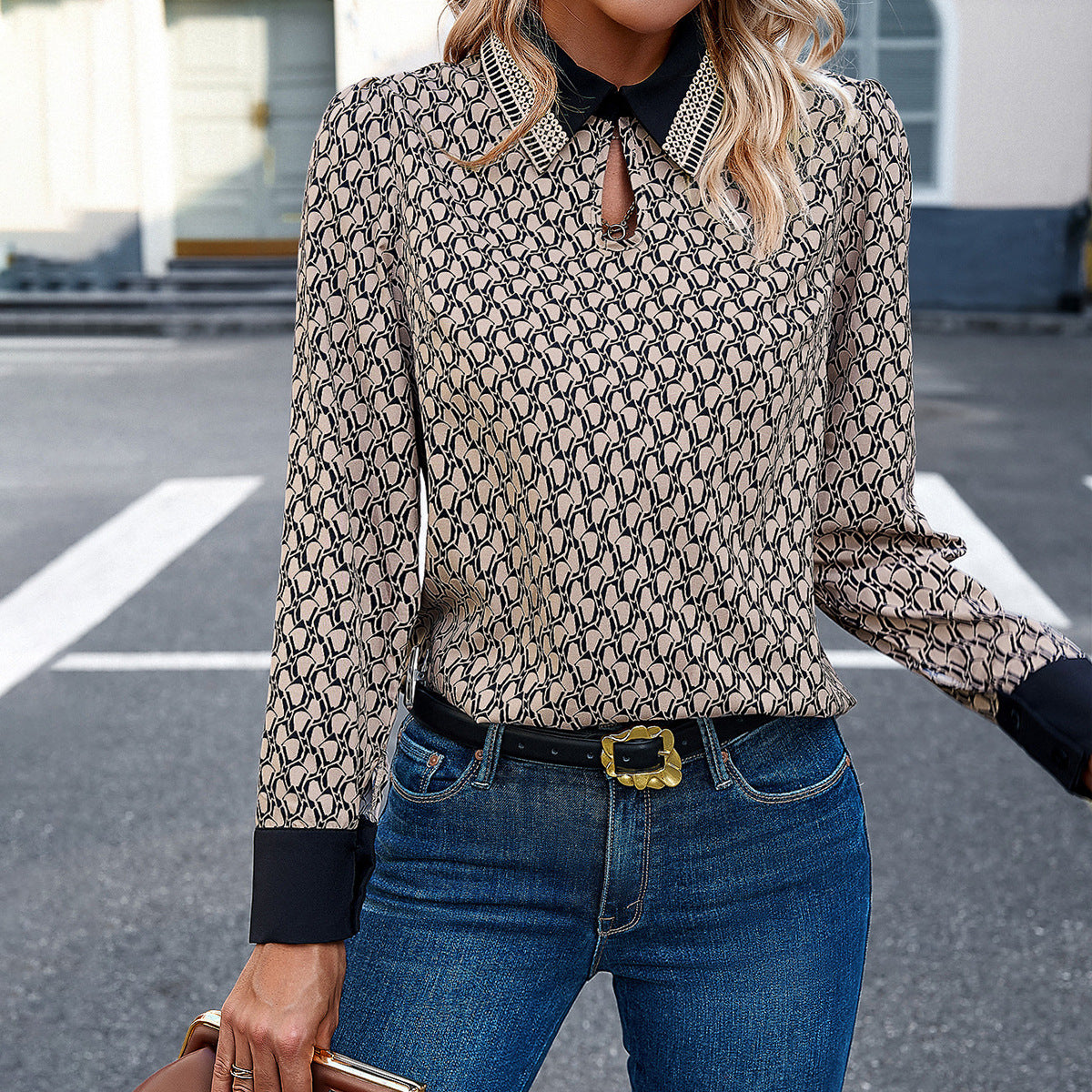 Casual top met kraag in de kleur Khaki voor dames in stijl ideaal voor de herfst.