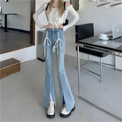 Charlotte | Uitlopende spijkerbroek | Hoge taille in de kleur Blauw voor dames in stijl ideaal voor de lente.