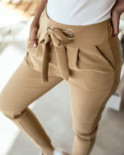 Claudia | Hoge taille broek met elegance in de kleur Khaki voor dames in stijl ideaal voor de lente.
