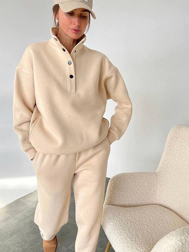 Comfortabel Oversized Fleece Joggingspak in de kleur Abrikoos voor dames in Lounge stijl ideaal voor de herfst.