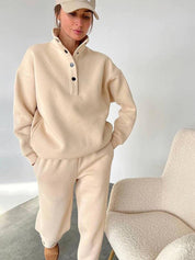 Comfortabel Oversized Fleece Joggingspak in de kleur Abrikoos voor dames in Lounge stijl ideaal voor de herfst.