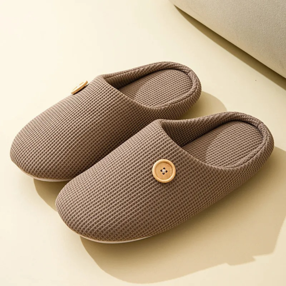 Comfortabele traagschuim slippers in de kleur Bruin voor dames in Beach stijl geschikt voor alle seizoenen.
