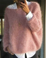Danique Mell | Effen offshoulder pluizige trui in de kleur Roze voor dames in stijl ideaal voor de herfst.