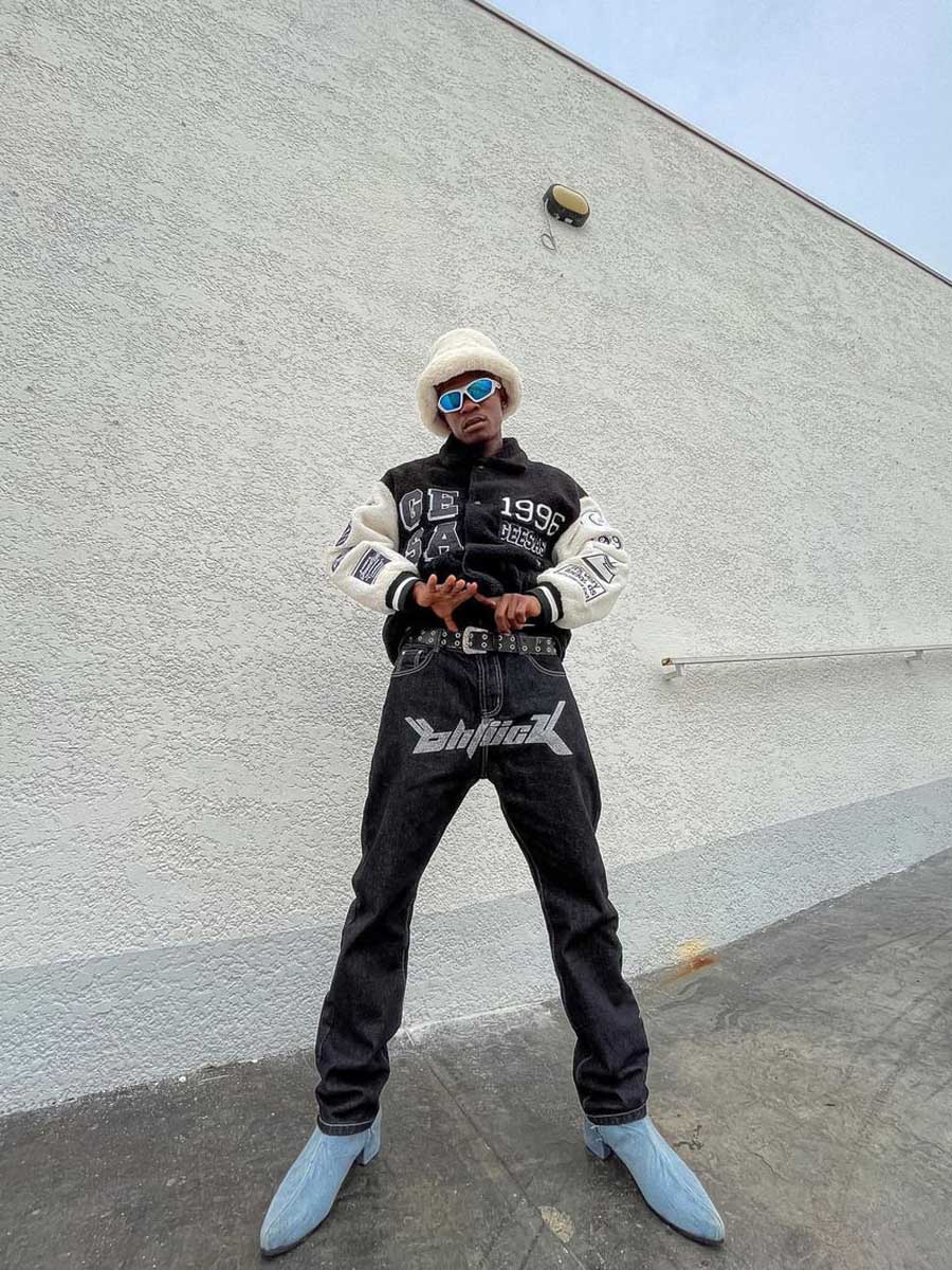 Darrel | Zwarte baggy jeans met letterprint in de kleur Zwart voor heren in Streetwear stijl ideaal voor de herfst.