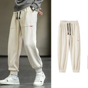 Darrell | Trendy ribfluwelen joggers in de kleur Beige voor heren in Lounge stijl ideaal voor de herfst.