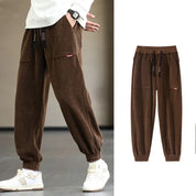 Darrell | Trendy ribfluwelen joggers in de kleur Bruin voor heren in Lounge stijl ideaal voor de herfst.