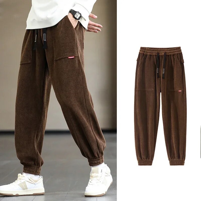 Darrell | Trendy ribfluwelen joggers in de kleur Bruin voor heren in Lounge stijl ideaal voor de herfst.