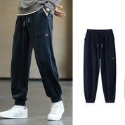 Darrell | Trendy ribfluwelen joggers in de kleur Donkerblauw voor heren in Lounge stijl ideaal voor de herfst.
