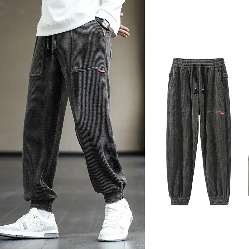 Darrell | Trendy ribfluwelen joggers in de kleur Grijs voor heren in Lounge stijl ideaal voor de herfst.