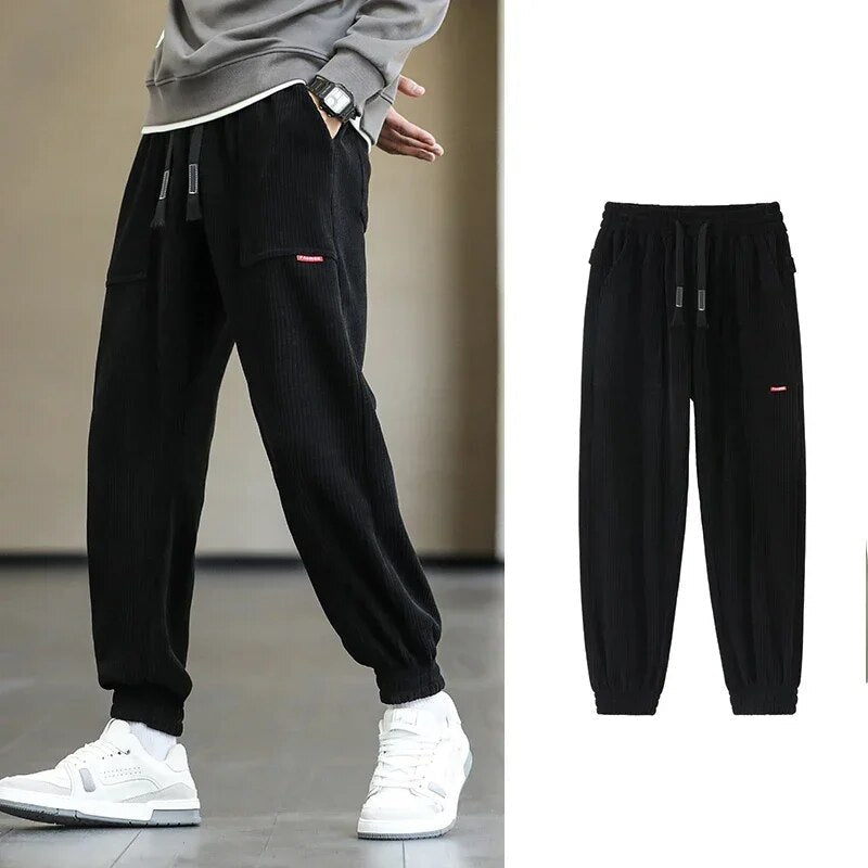 Darrell | Trendy ribfluwelen joggers in de kleur Zwart voor heren in Lounge stijl ideaal voor de herfst.