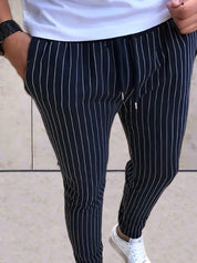 David | Gestreepte herenbroek op maat in de kleur Marineblauw voor heren in stijl geschikt voor alle seizoenen.