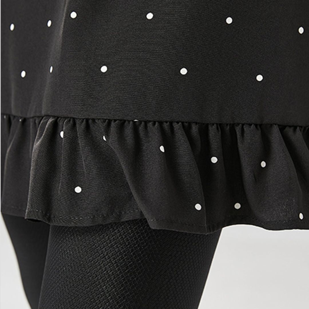 Debbie | Blouse met Ruche Zoom en Stippenmotief in de kleur Zwart voor dames in stijl ideaal voor de herfst.